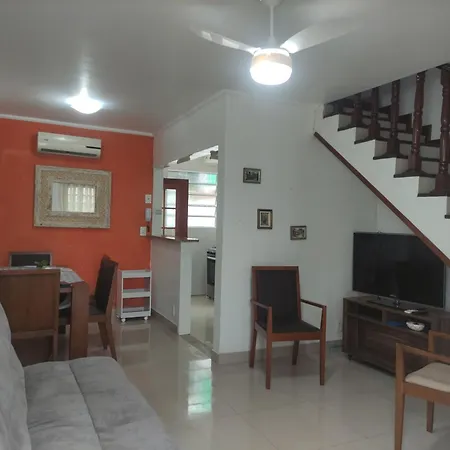 CASA EM CONDOMÍNIO- PRAIAS TOMBO E ASTÚRIAS NO GUARUJÁ - 2 quartos - 2 banheiros- ar cond - quintal - churrasqueira-2